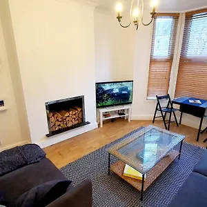 Lovely 2 Bedroom Period Garden Flat. Apartment London