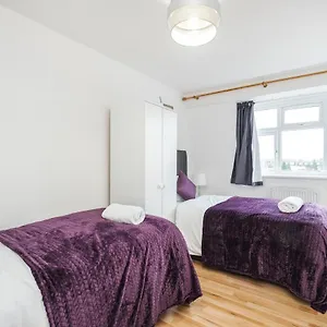 Spacious 3 Bed 1 Bath Hse W Guest Toilet W Parking Near Excel - E16 Apartment London