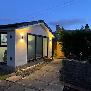 Private And Peaceful Space With Free Parking Apartment Baildon