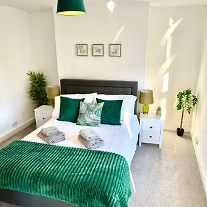 2-bedroom House In Town Centre Apartment
