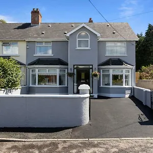 Chestnut House, Beautiful, Spacious & Comfortable Holiday home Belfast